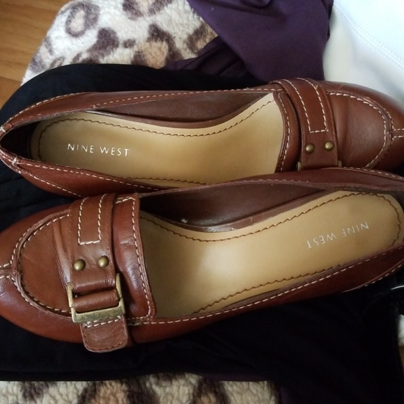 Brown stitch buckle Pump - Picture 1 of 4